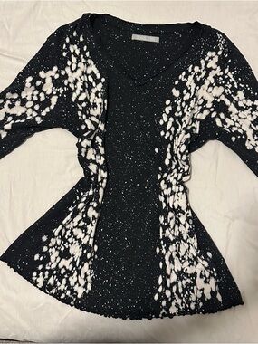 CLOSET SALE 🛍️
Black Long Sleeve Tee - Women's Stylish Split-Dye Top